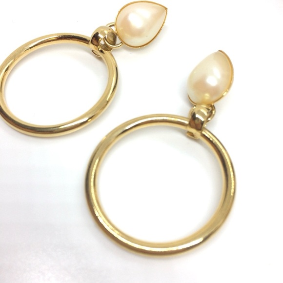 VINTAGE 80S 90S GOLD TONE STATEMENT DROP HOOP EARRINGS FAUX PEARL EARRINGS - Picture 10 of 13